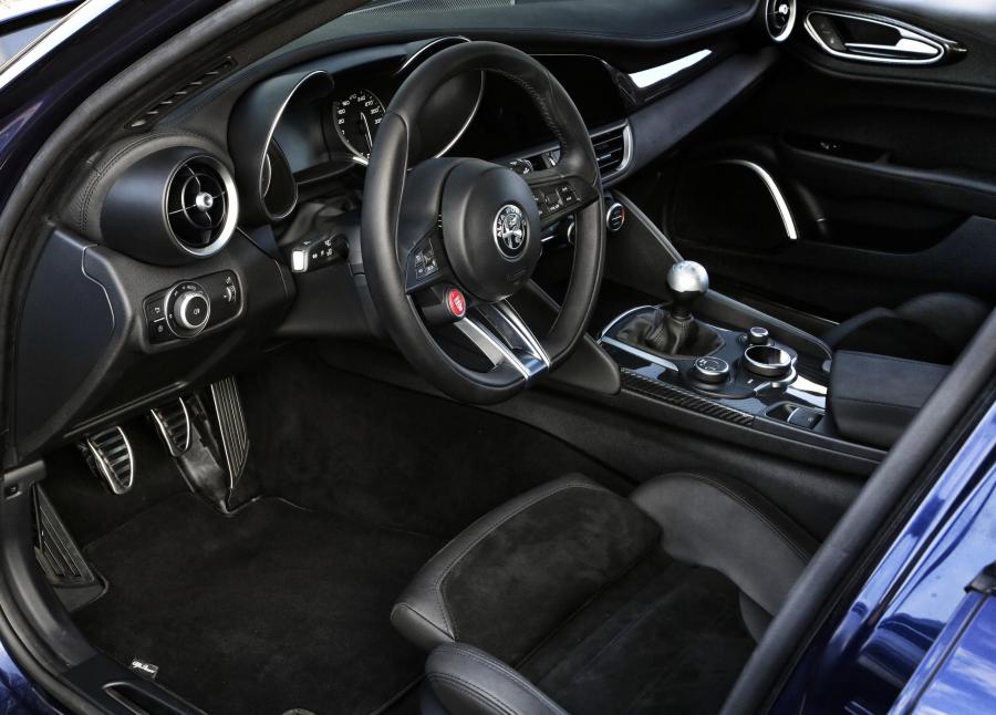 Интерьер Alfa Romeo Giulia Quadrifoglio 2016 года  (WW) (фото 5 из 40)